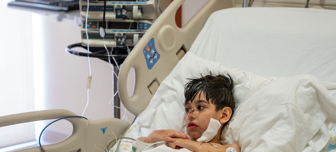 Ali, de 5 años, herido durante los ataques del 8 de abril en Beirut, yace en una cama de hospital recibiendo atención de UNICEF. Sufrió un trauma facial y otras lesiones tras ser encontrado bajo los escombros, donde perdió a su madre y a su abuela.