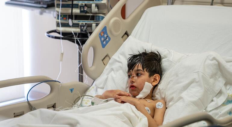 Ali, de 5 años, herido durante los ataques del 8 de abril en Beirut, yace en una cama de hospital recibiendo atención de UNICEF. Sufrió un trauma facial y otras lesiones tras ser encontrado bajo los escombros, donde perdió a su madre y a su abuela.