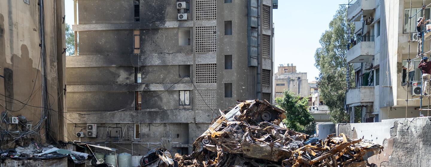 Un tas de décombres et une voiture brûlée devant un immeuble résidentiel endommagé à Beyrouth, au Liban. James Elder visite les lieux.