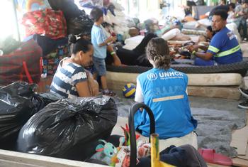 Los refugiados afectados por las lluvias e inundaciones en Río Grande del Sur, Brasil, se alojan en albergues temporales.