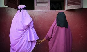 Sobrevivientes de violación frente a una asociación de derechos de la mujer en Mogadiscio, Somalia.