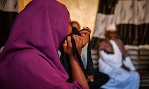Sobrevivientes de violencia sexual hablan de su experiencia en una asociación de derechos de las mujeres en Mogadishu, Somalia.