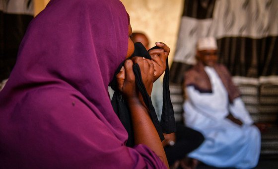 Sobrevivientes de violencia sexual hablan de su experiencia en una asociación de derechos de las mujeres en Mogadishu, Somalia.