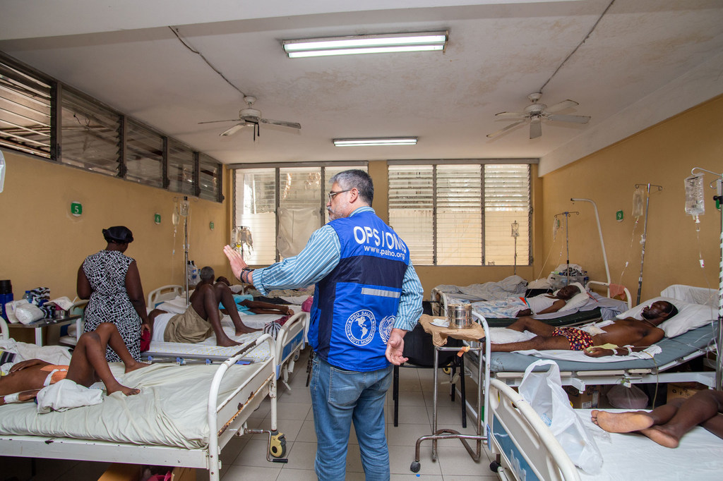 泛美卫生组织的奥斯卡·巴雷内切医生在太子港和平大学医院接诊患者。