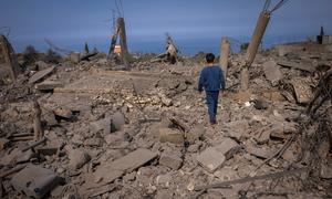 Un joven camina en sobre las ruinas de edificios destruidos por el conflicto en el sur de Líbano.