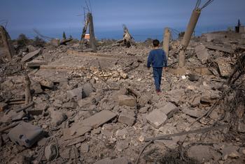 Un joven camina en sobre las ruinas de edificios destruidos por el conflicto en el sur de Líbano.