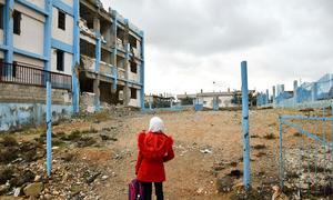 Una niña camina por una escuela destruida en Daraa Albalad, en el sur de Siria.