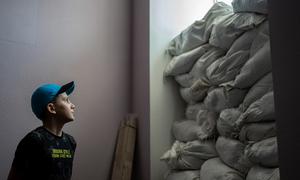 Un niño se refugia durante un ataque en Jersón, Ucrania.