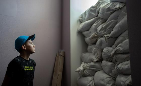 Украинский мальчик в убежище в Херсоне во время обстрела.  