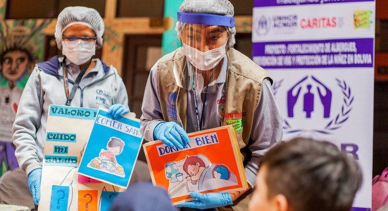 Una escuela móvil visita un campamento de migrantes y refugiados venezolanos en La Paz, Bolivia.