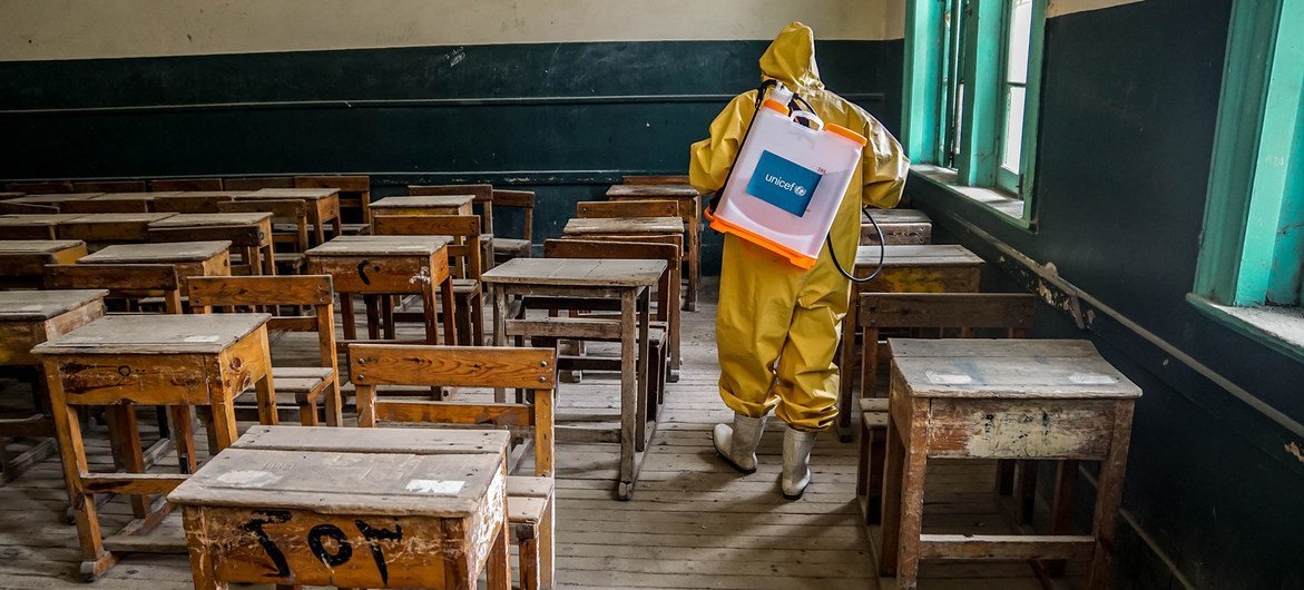 Un salón de clases es desinfectado en Egipto, cuando las escuelas se preparan para reabrir durante la pandemia.