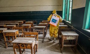 Un salón de clases es desinfectado en Egipto, cuando las escuelas se preparan para reabrir durante la pandemia.