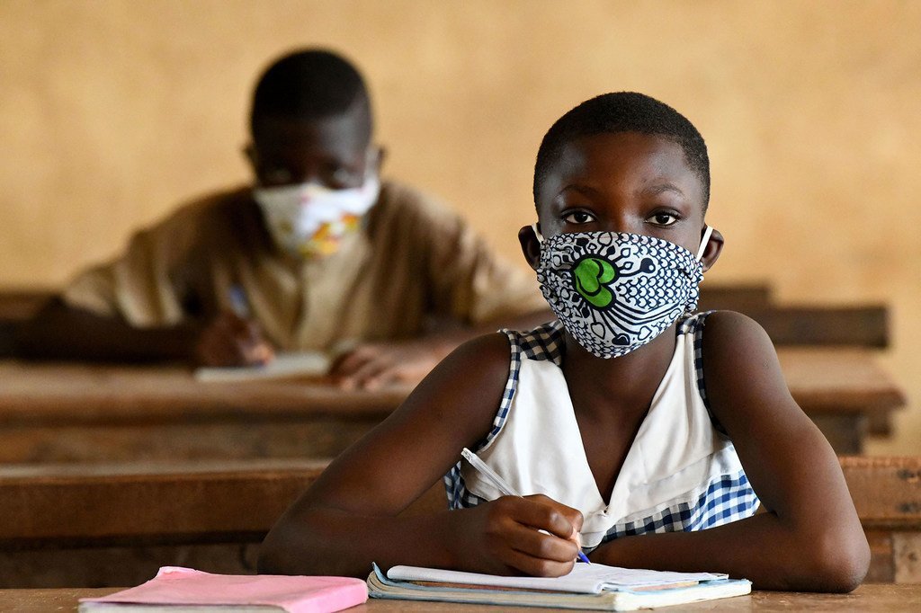 En Côte d'Ivoire, des jeunes portent un masque dans leur salle de classe