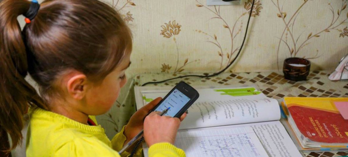 格鲁吉亚一名7岁的女孩在新冠疫情造成的学校停课期间在家学习