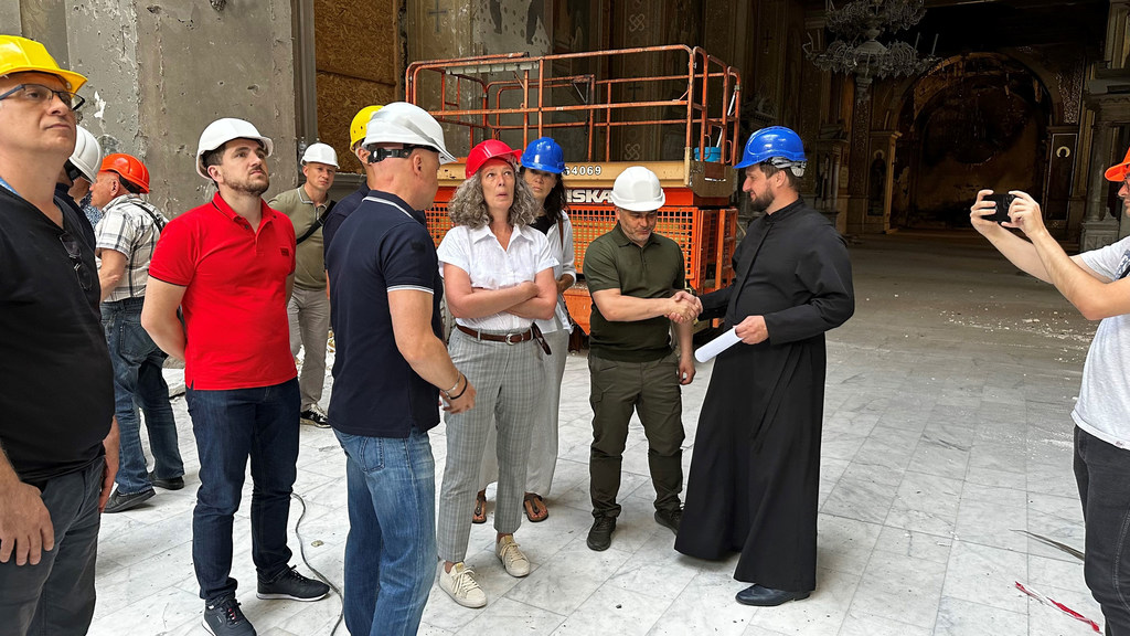 La Coordinatrice humanitaire pour l'Ukraine, Denise Brown, a visité le centre historique et la cathédrale de la Transfiguration endommagés à Odessa.