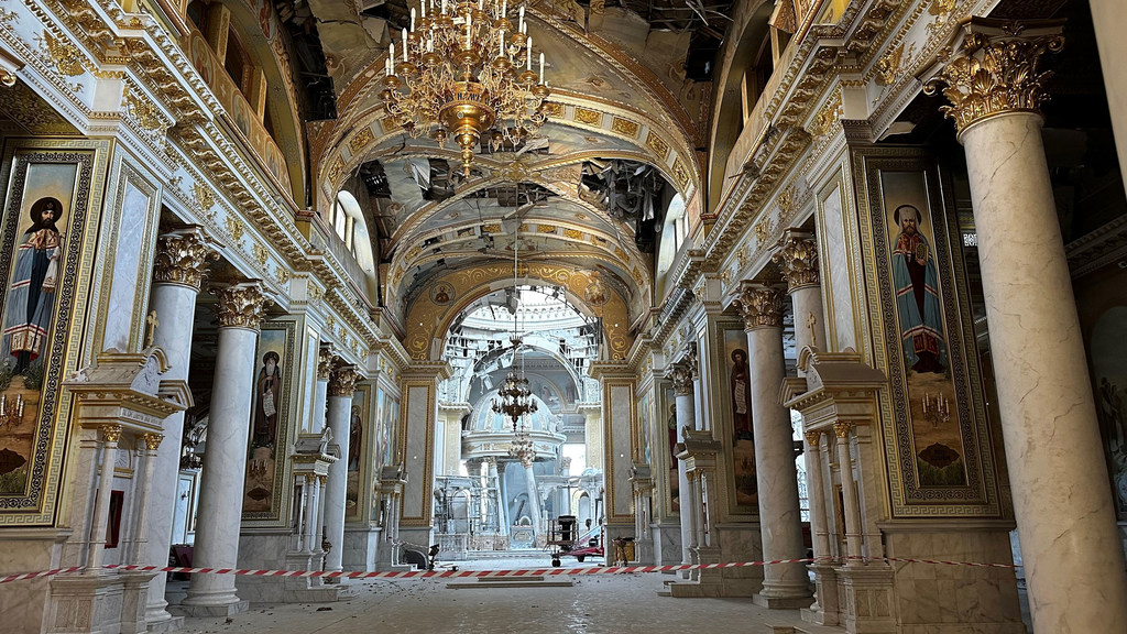 敖德萨的主显圣容大教堂是一处世界遗产历史中心，但遭到了炮击损坏。