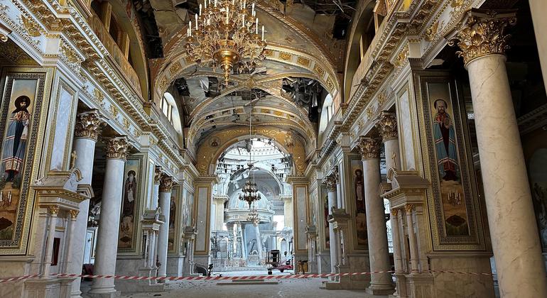 La cathédrale de la Transfiguration à Odessa a été endommagée par des bombardements.