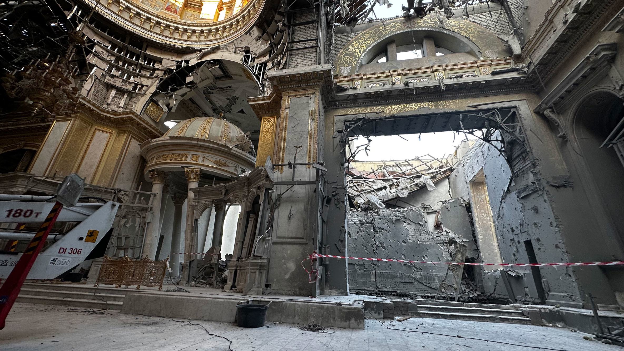 آثار القصف على كاتدرائية التجلي في أوديسا.