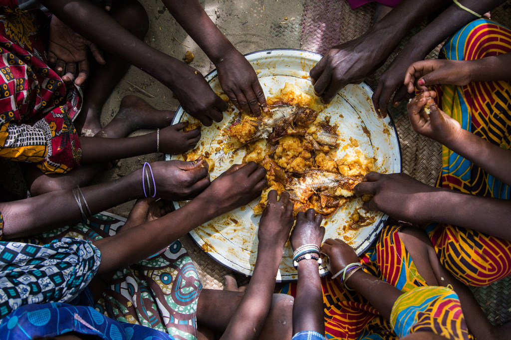 Des enfants déjeunent dans un village de Tagal, au Tchad.