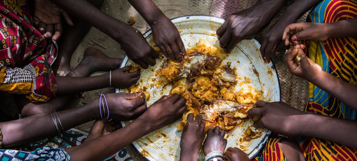 Niños comiendo su almuerzo en una aldea en Tagal, Chad.