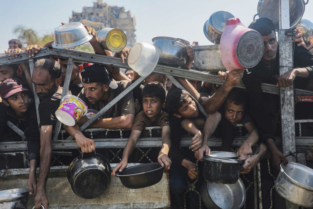 Children trying to get food from aid distribution centers in Gaza.
