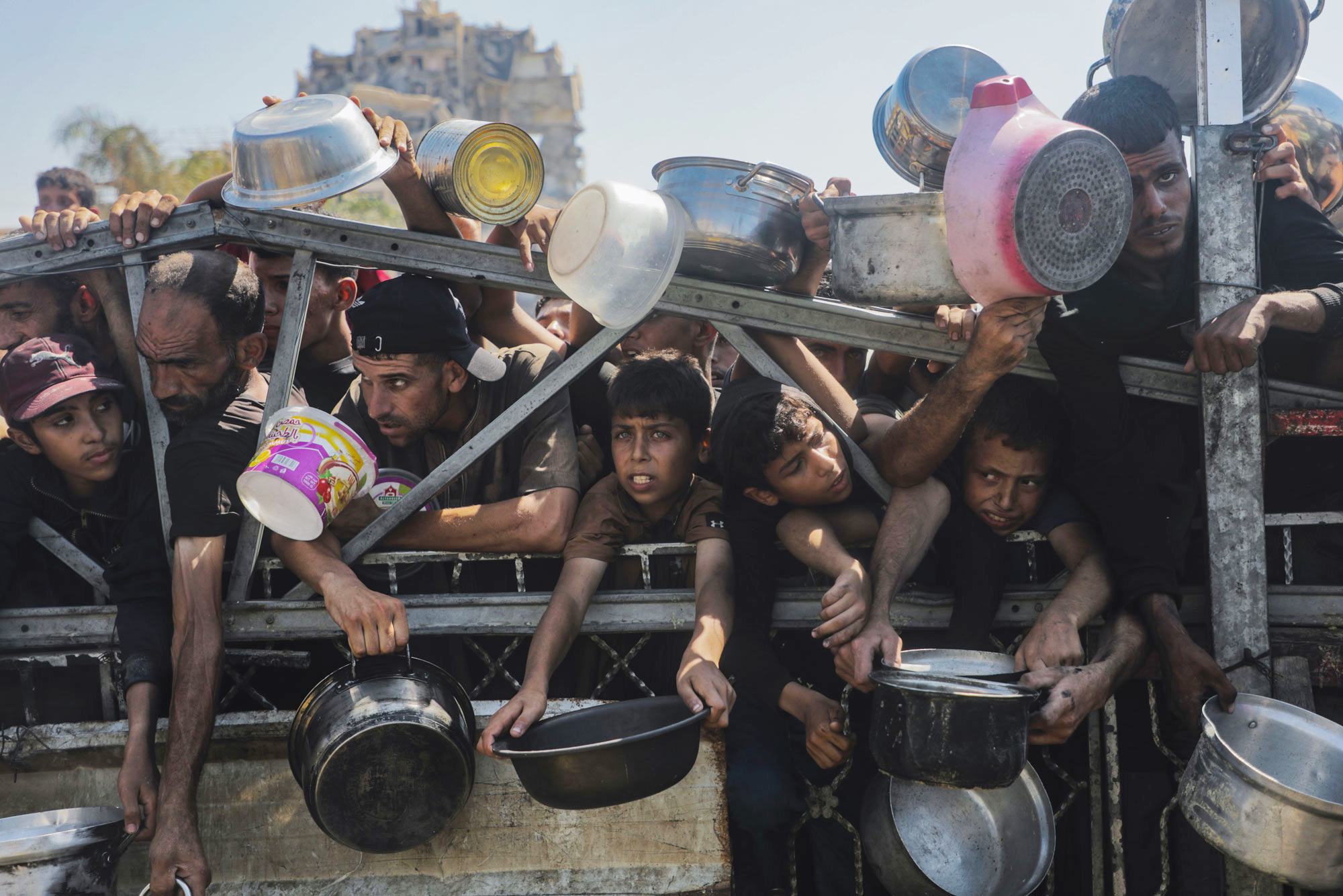 Des enfants tentent d'obtenir de la nourriture dans les centres de distribution d'aide à Gaza.