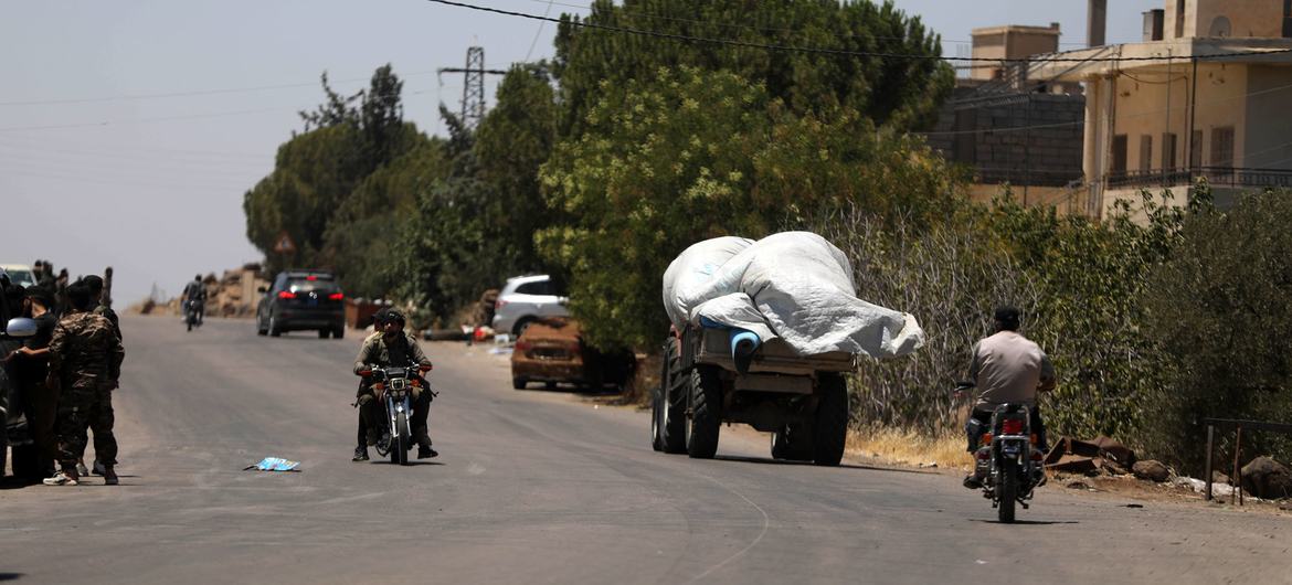 Des gens circulent dans une ville du gouvernorat de Souweïda.