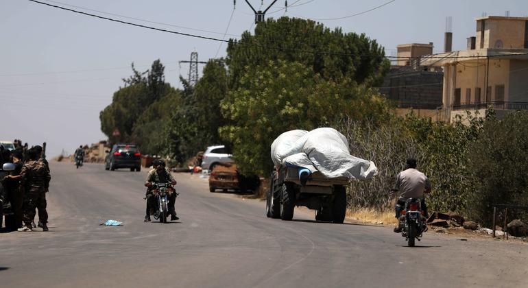 Gente caminando por la calle en la provincia de As-Sweida, Siria.