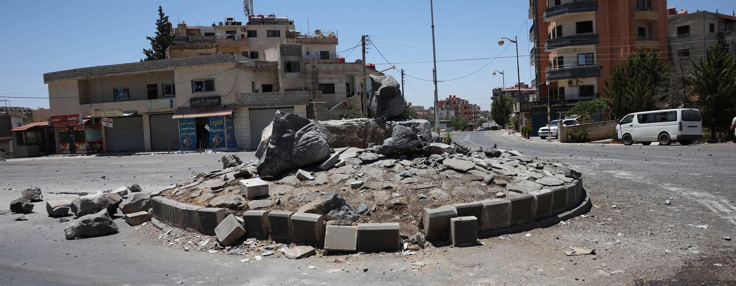 Rond-point endommagé à As-Sweida, en Syrie, montrant des décombres et des débris du conflit.