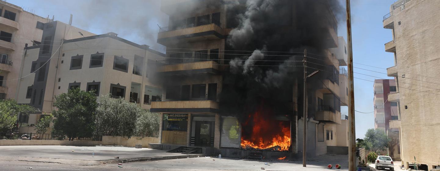 Un bâtiment en flammes à Soueïda, dans l’ouest de la Syrie
