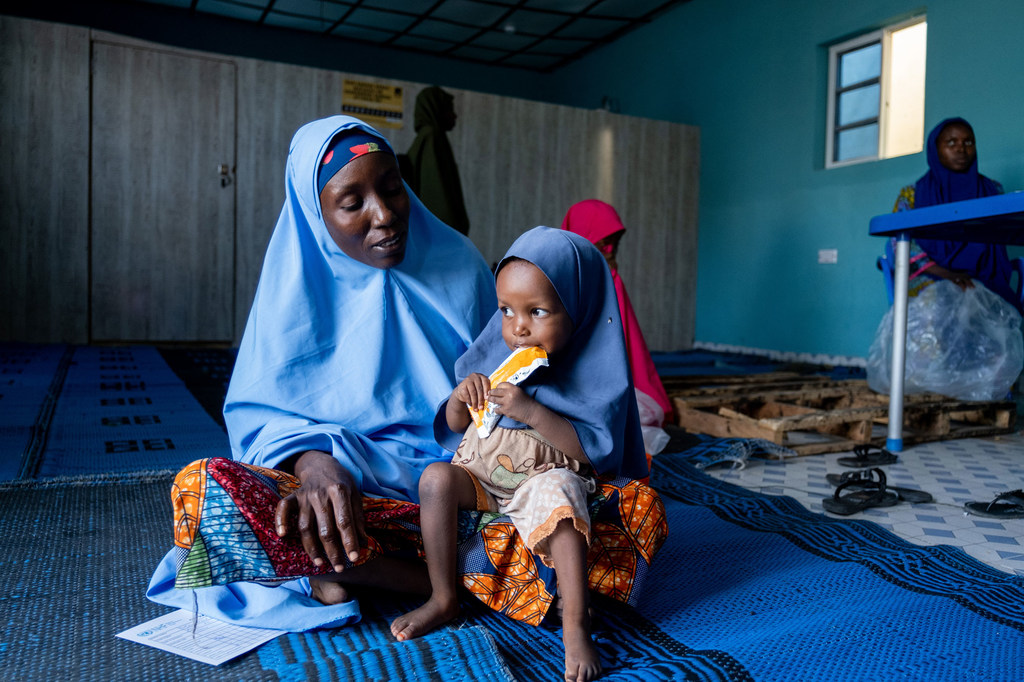 Una niña de dos años come un suplemento nutricional en un centro de salud en Maiduguri, en el norte de Nigeria.