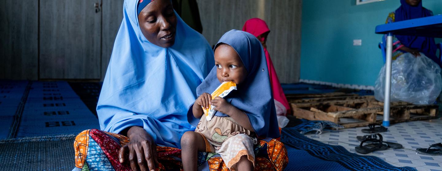 Двухлетняя девочка получает пищевые добавки в медицинском центре на севере Нигерии. Двухлетняя девочка получает пищевые добавки в медицинском центре на севере Нигерии.