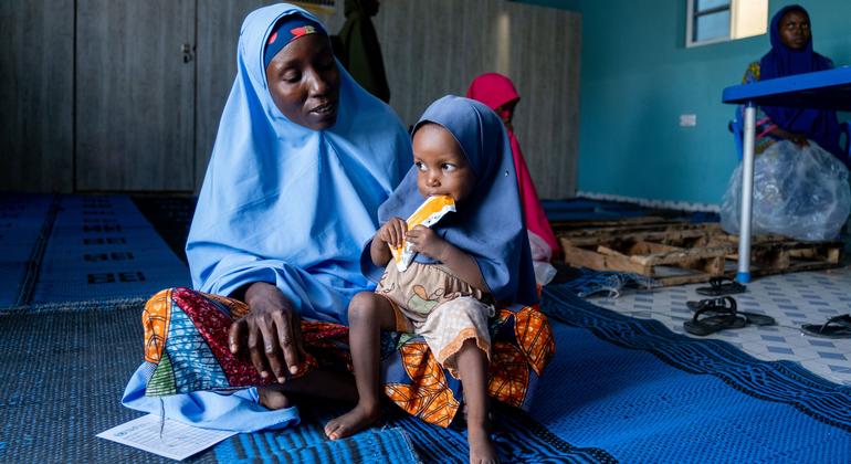 नाइजीरिया के उत्तरी क्षेत्र माईदुगुरी के एक स्वास्थ्य केन्द्र में दो साल की बच्ची पौष्टिक पूरक आहार खा रही है.