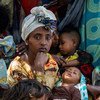 سيدة تجلب طفلها إلى إحدى العيادات الطبية في وجيرات جنوبي تيغراي في إثيوبيا، لإجراء فحوصات للتحقق من سوء التغذية.