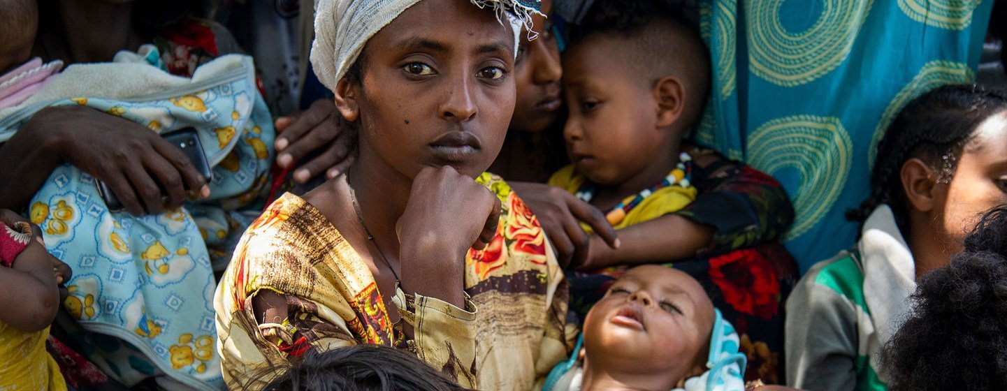 Une femme amène son enfant à une clinique à Wajirat dans le sud du Tigré, en Ethiopie, pour vérifier son état de malnutrition.