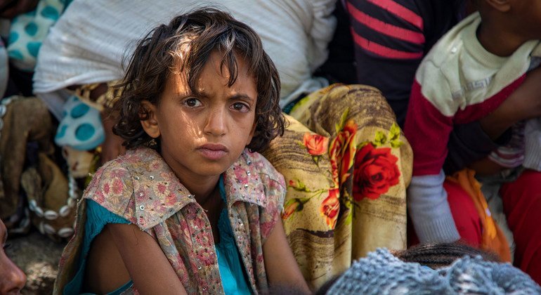 Criança espera por avaliação nutricional em Tigray, Etiópia 