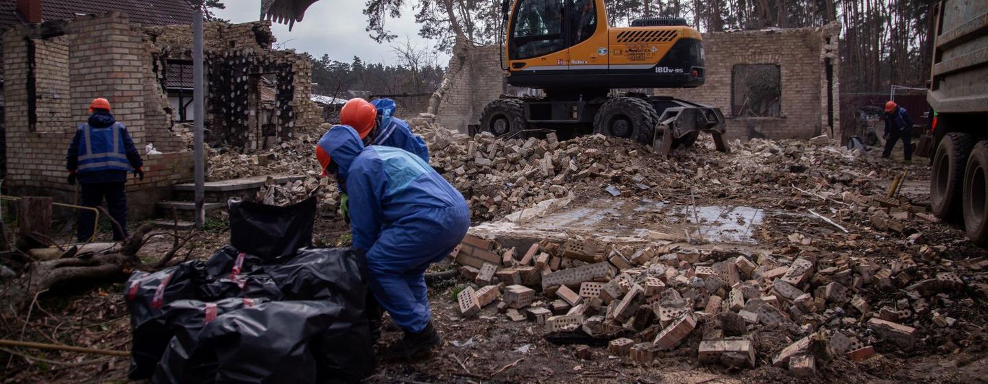 Des ouvriers enlèvent les débris après un bombardement à Irpin, en Ukraine. (archives)