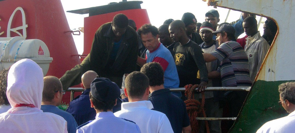 Migrantes desembarcan de una embarcación en Lampedusa, Italia, tras ser rescatados por un pesquero en el mar Mediterráneo (archivo).