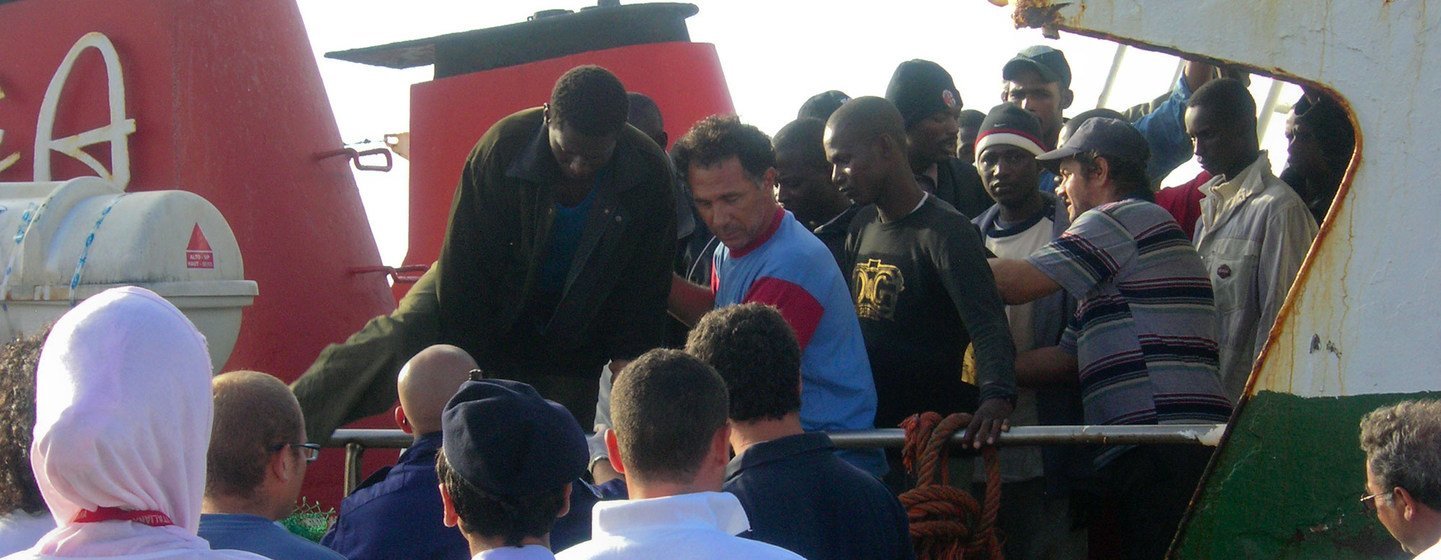 Des migrants débarquent d'un navire à Lampedusa, en Italie, après avoir été secourus par un bateau de pêche en Méditerranée. (archives)