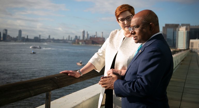 Abdulla Shahid (à droite), Président de la 76e session de l'Assemblée générale, discute avec Marise Payne, ministre des Affaires étrangères d'Australie.