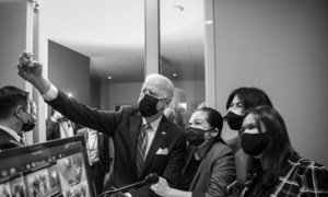 Joe Biden, Président des Etats-Unis, prend un selfie avec des employés de l'ONU.