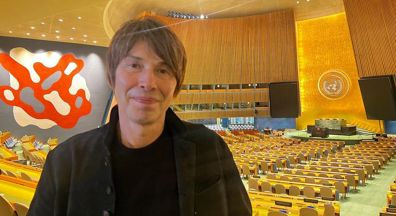 ماہر فلکیات پروفیسر برائن کاکس اقوام متحدہ کے 'چیمپئن فار سپیس' ہیں۔