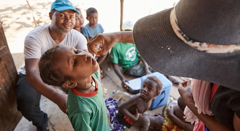 Un niño recibe una dosis de vacuna antipoliomielítica en Madagascar.