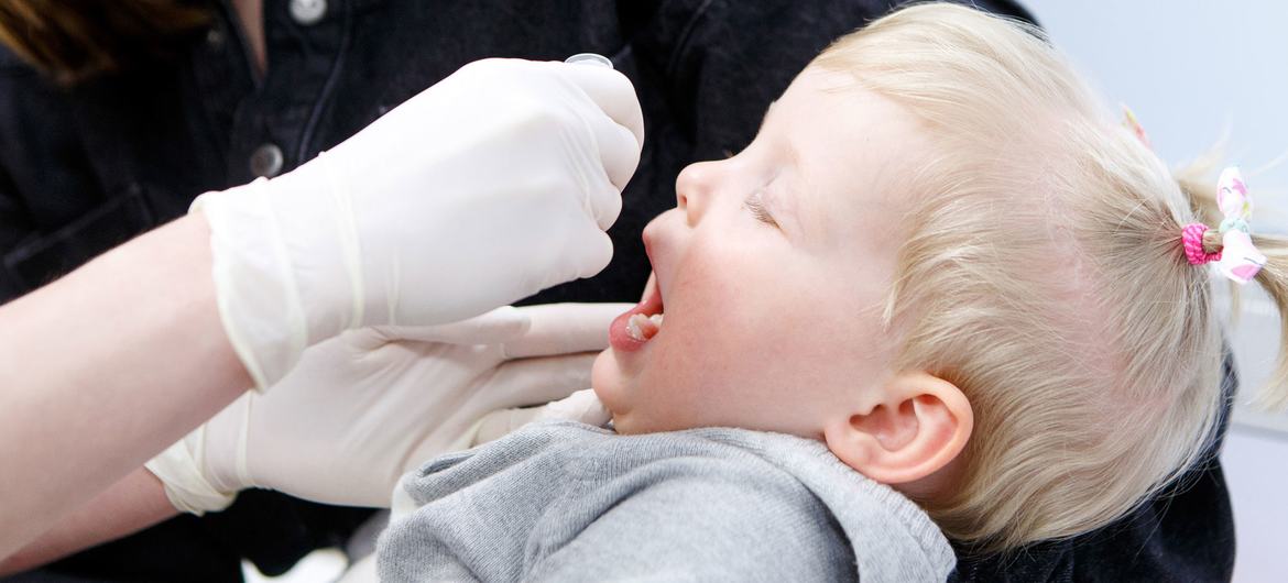 Военные действия оказали серьезное влияние на всю систему здравоохранения Украины, включая рутинную иммунизацию. На фото: ребенок получает прививку от полиомиелита.