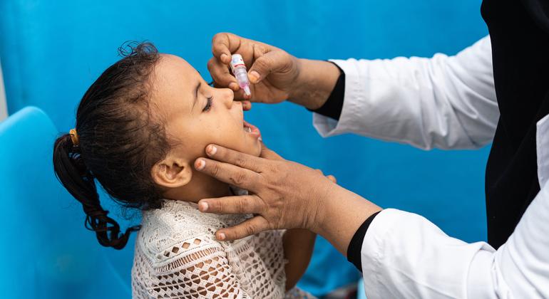 فتاة تبلغ من العمر 5 سنوات تتلقى لقاحا ضد شلل الأطفال في مدينة عدن اليمنية.
