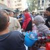 Des Palestiniens font la queue pour obtenir de l'eau à Gaza.