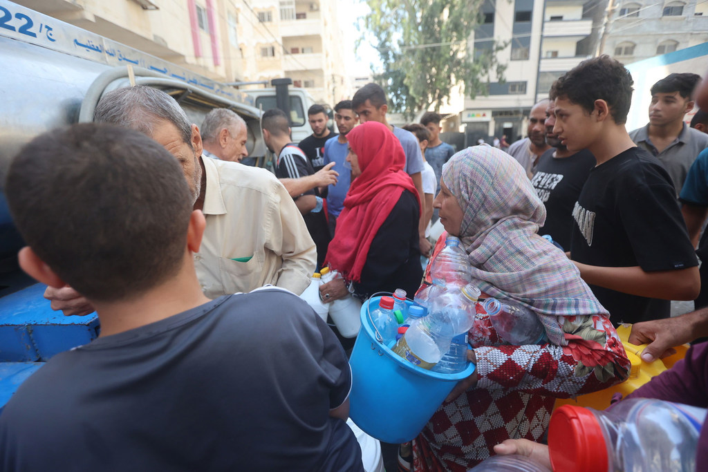 Les Palestiniens font la queue pour obtenir de l'eau à Gaza.