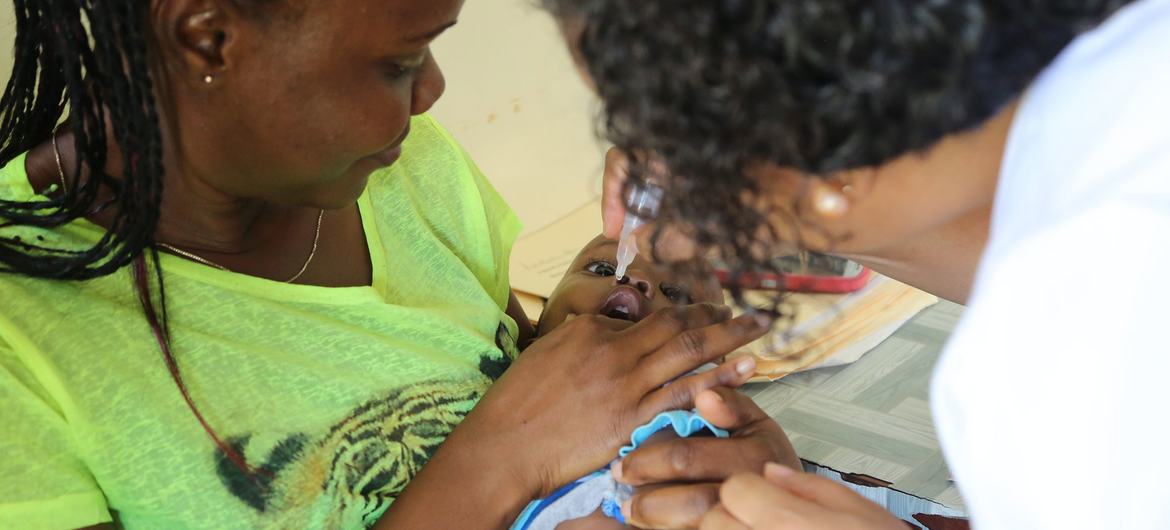 Un bebé recibe la vacuna antipoliomielítica en una clínica de Jamaica.