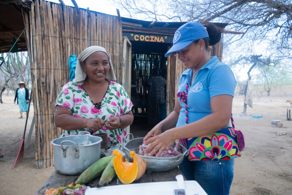 Un technicien culinaire de l'ONU travaille avec une communauté Wayúu à La Guajira, en Colombie, montrant comment préparer de nouvelles recettes avec les nouveaux ingrédients qu'elle est désormais capable de cultiver.