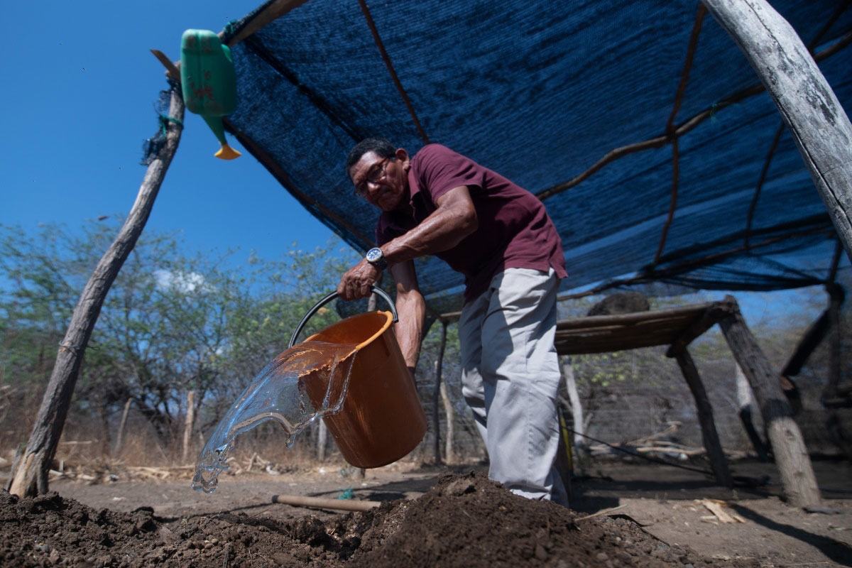 Manuel Montiel mezcla abono natural hecho con estiércol de cabra en el pueblo de Ipasharrain, Colombia.